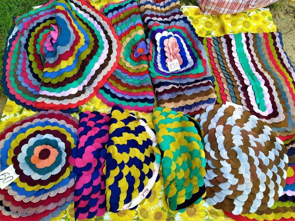 Коврик из кусочков ткани