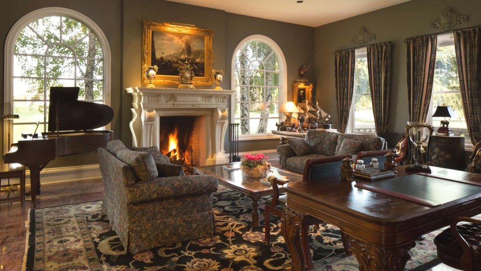 Старинная комната с камином