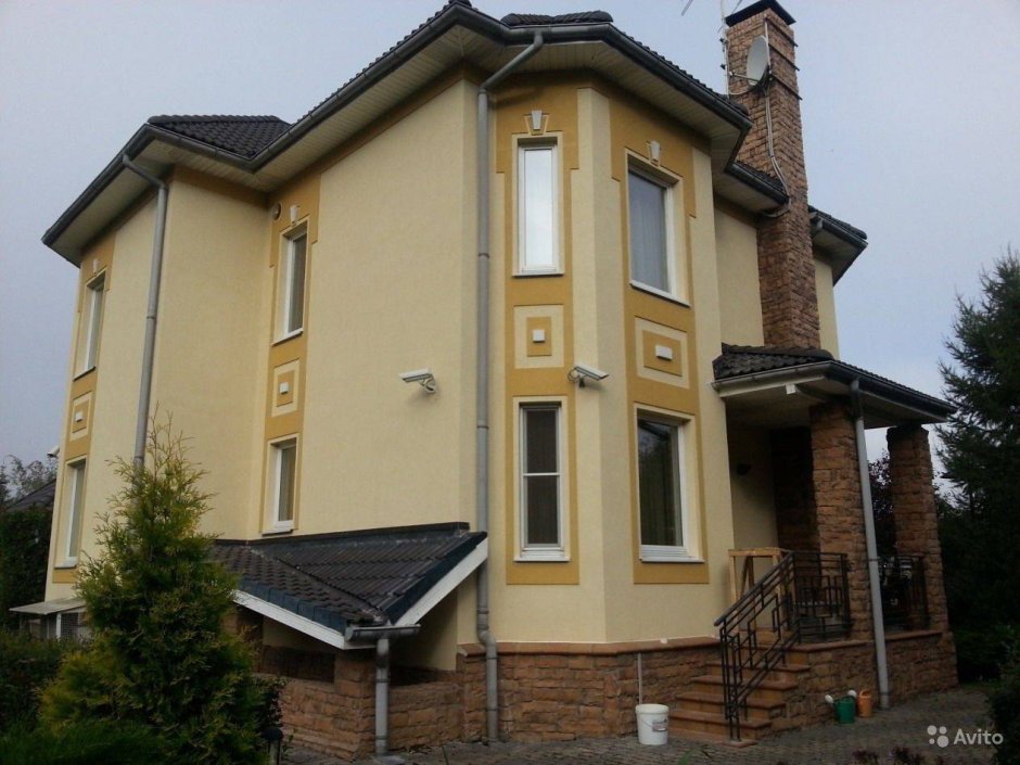 Отделка фасада короедом и камнем