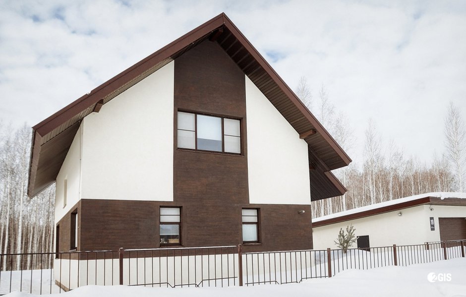 Отделка фасада штукатурка и дерево