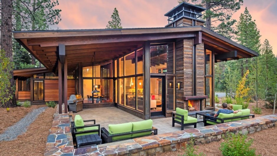 Деревянный дом с панорамными окнами и террасой