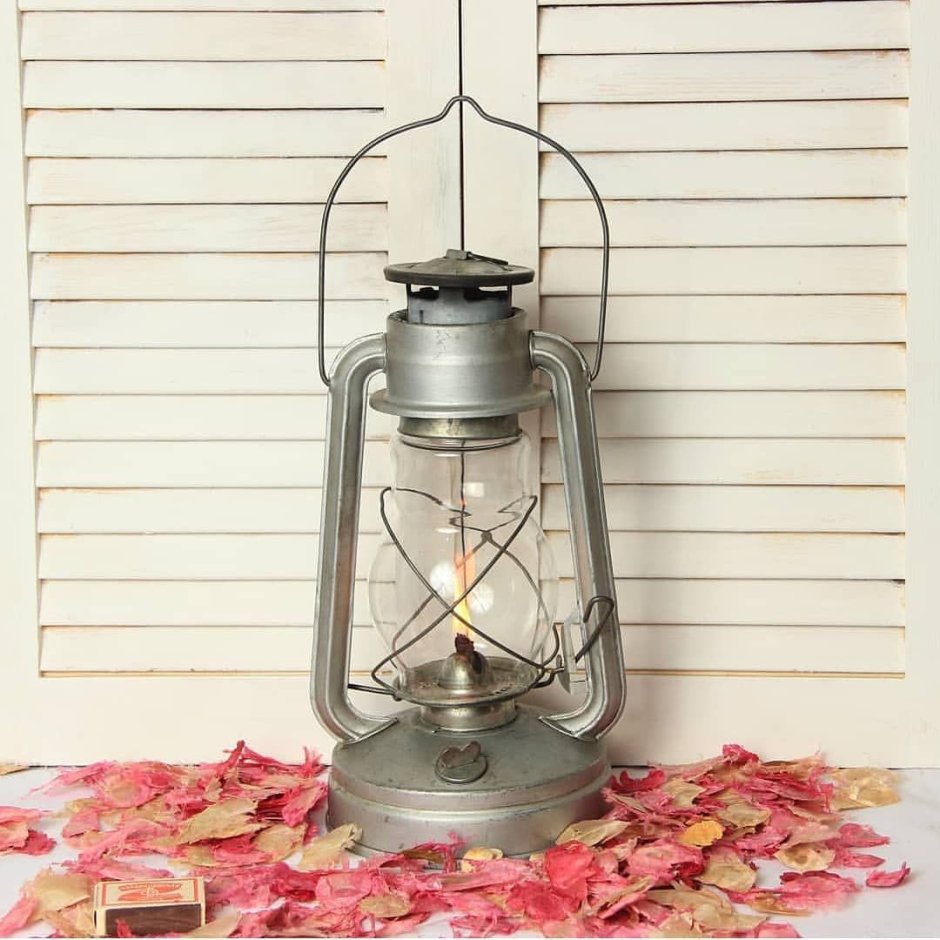 Керосиновая лампа летучая мышь горящая