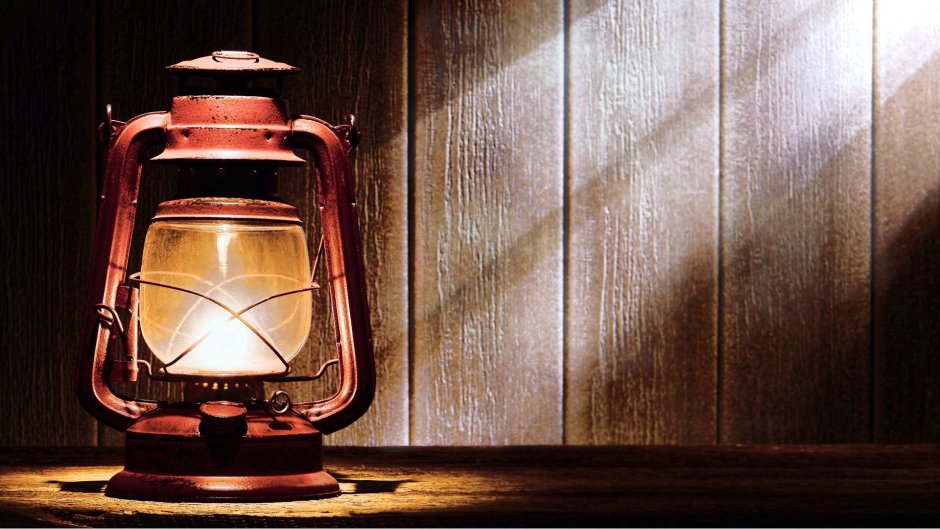 Керосиновая лампа на белом фоне