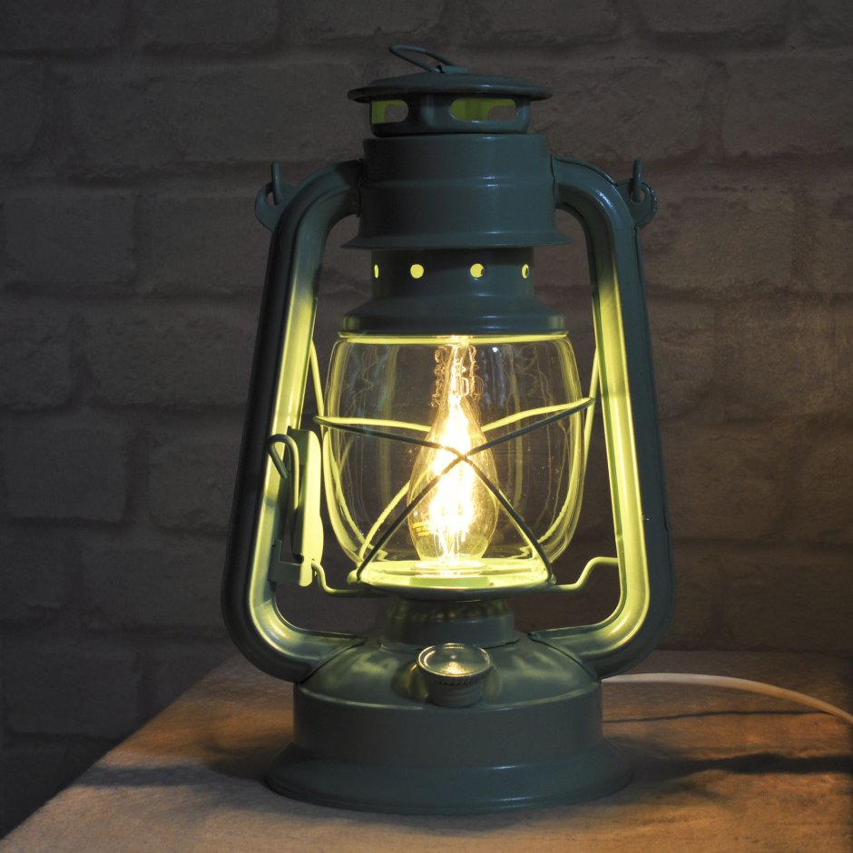 Керосиновая лампа на белом фоне для детей