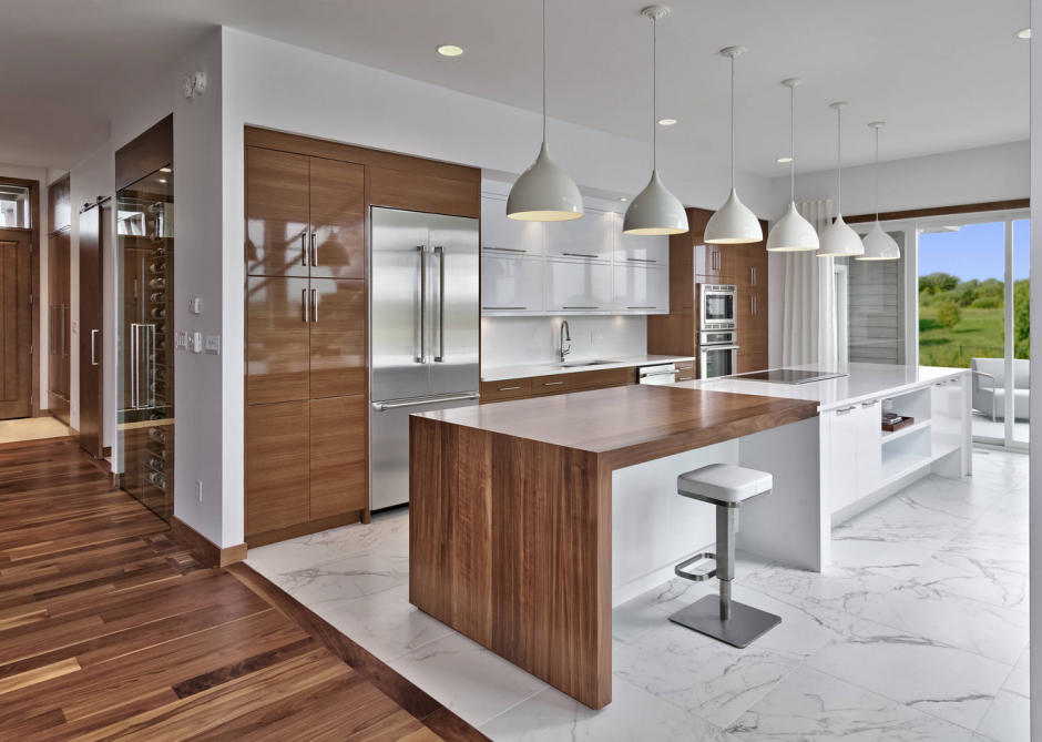 Мрамор и дерево в интерьере кухни