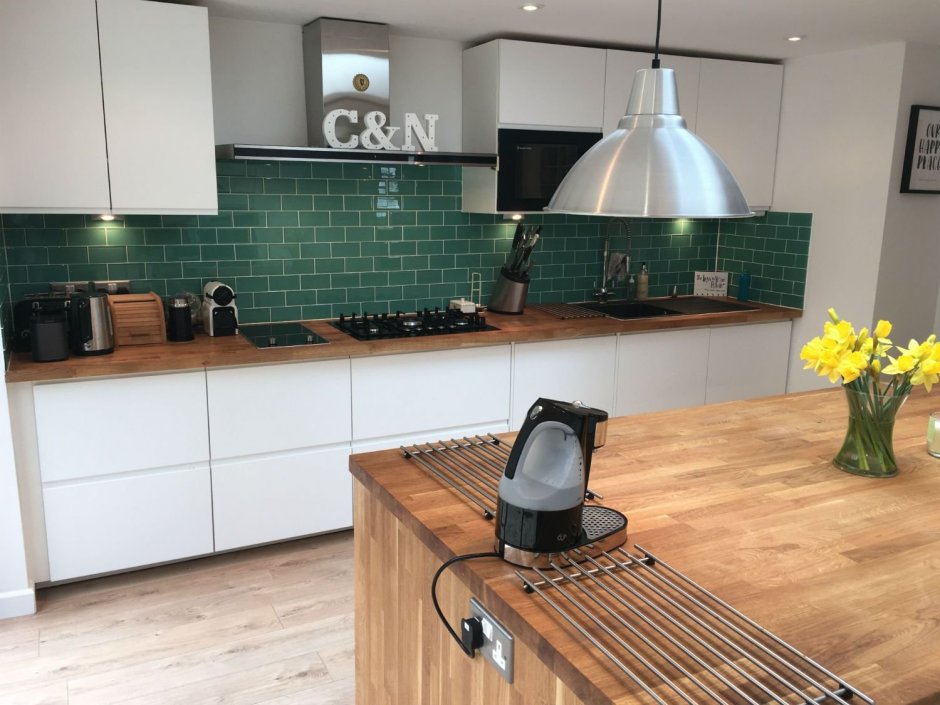 Кухня с изумрудным фартуком