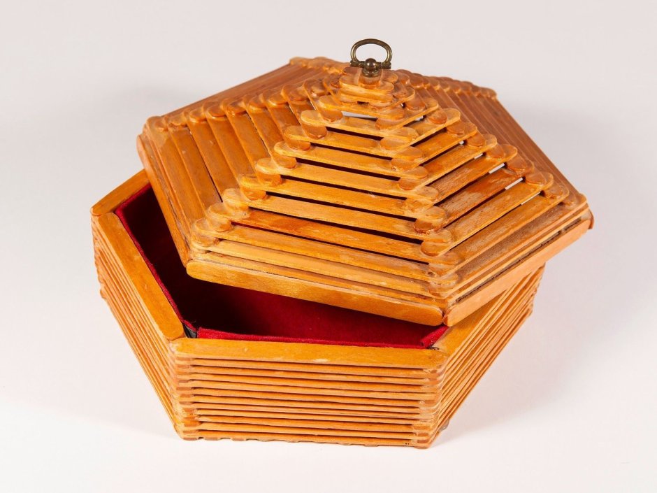 Ящик из деревянных палочек