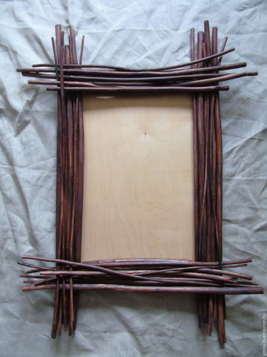 Зеркало в раме из веток