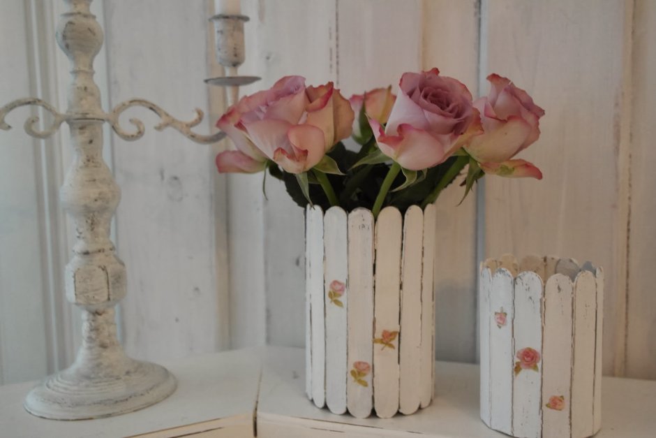 Ваза из деревянных палочек