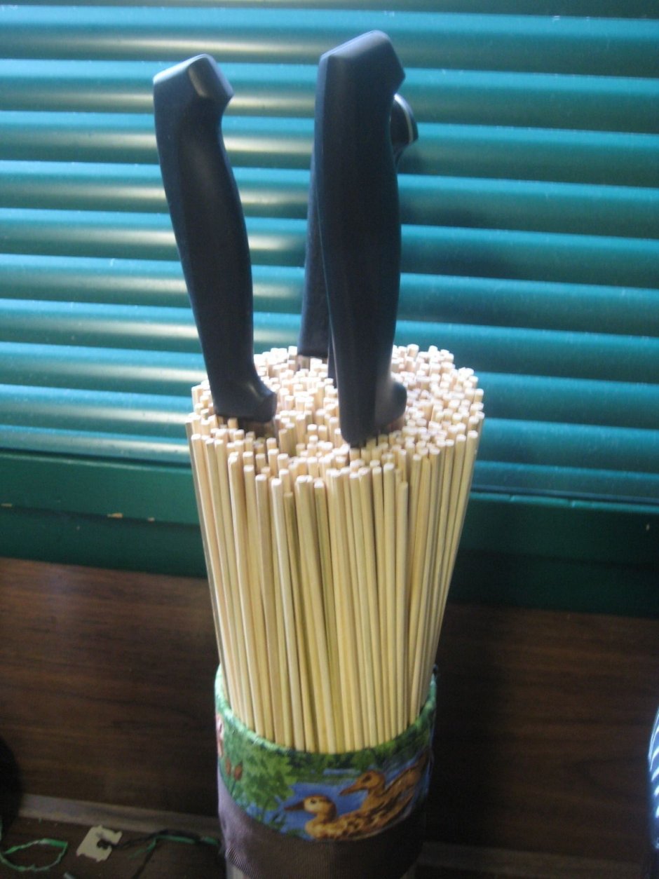 Подставка для ножей из палочек для суши