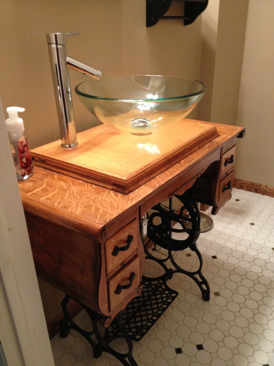 Тумба под раковину из швейной машинки Зингер