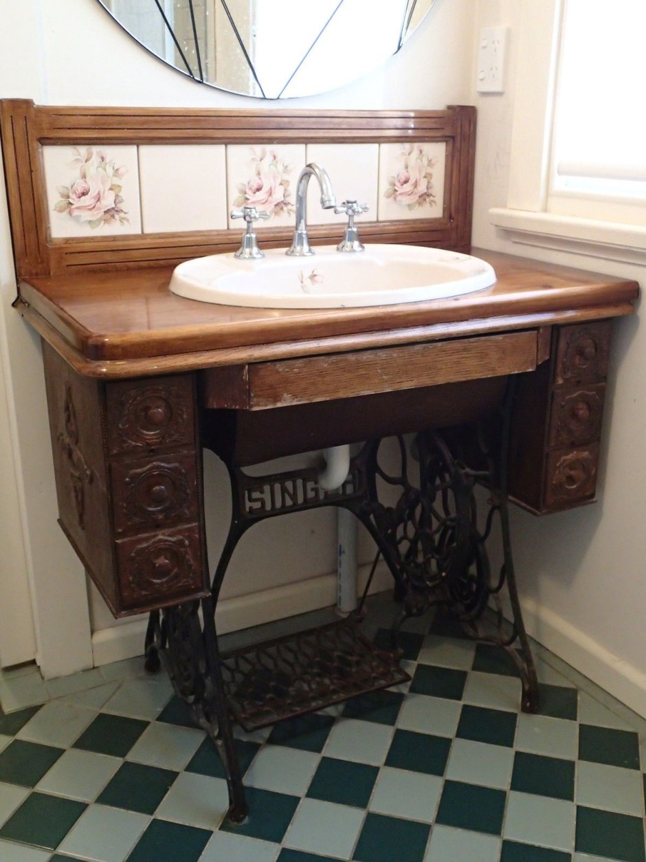Туалетный столик из старой швейной машинки