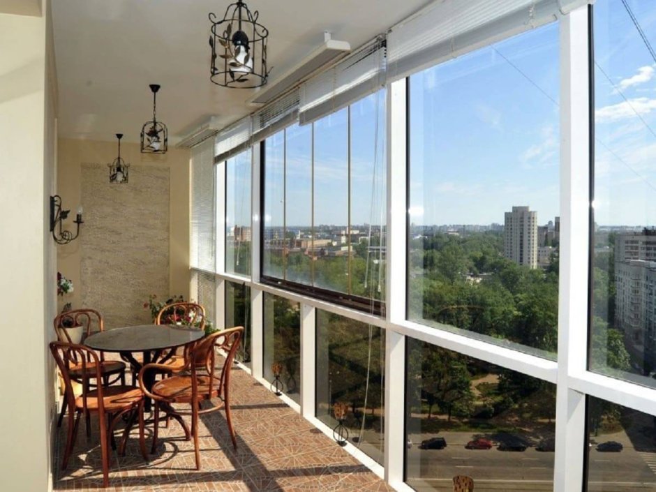 Маленький балкон с панорамным остеклением