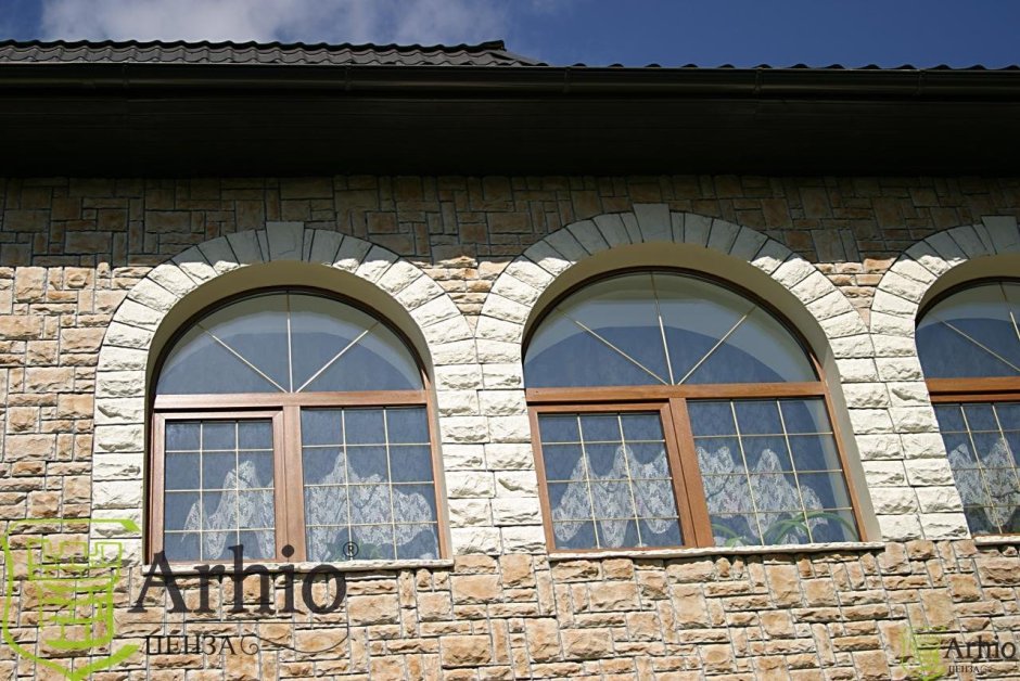 Замковый камень на окнах