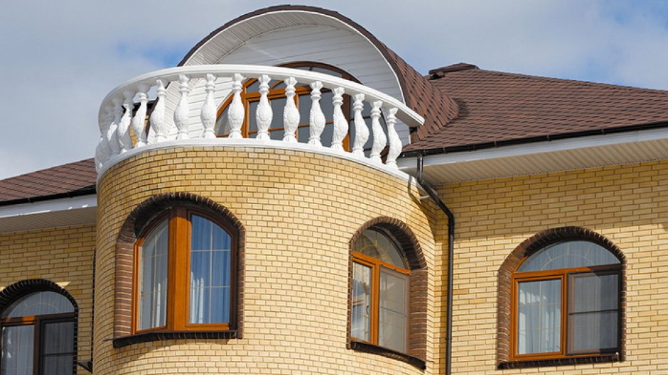 Фасад с арочными окнами