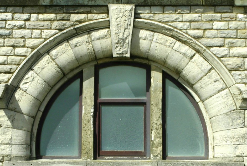 Полуциркульные арочные окна.