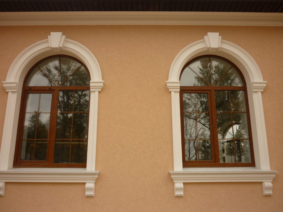 Фасадный декор арочных окон