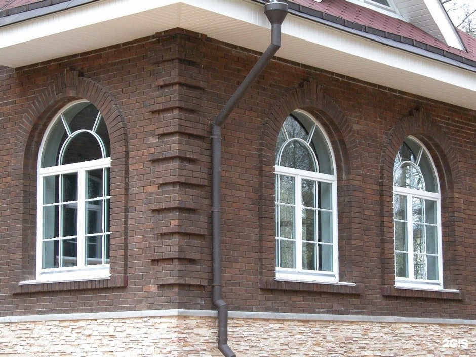 Дом с арочными окнами