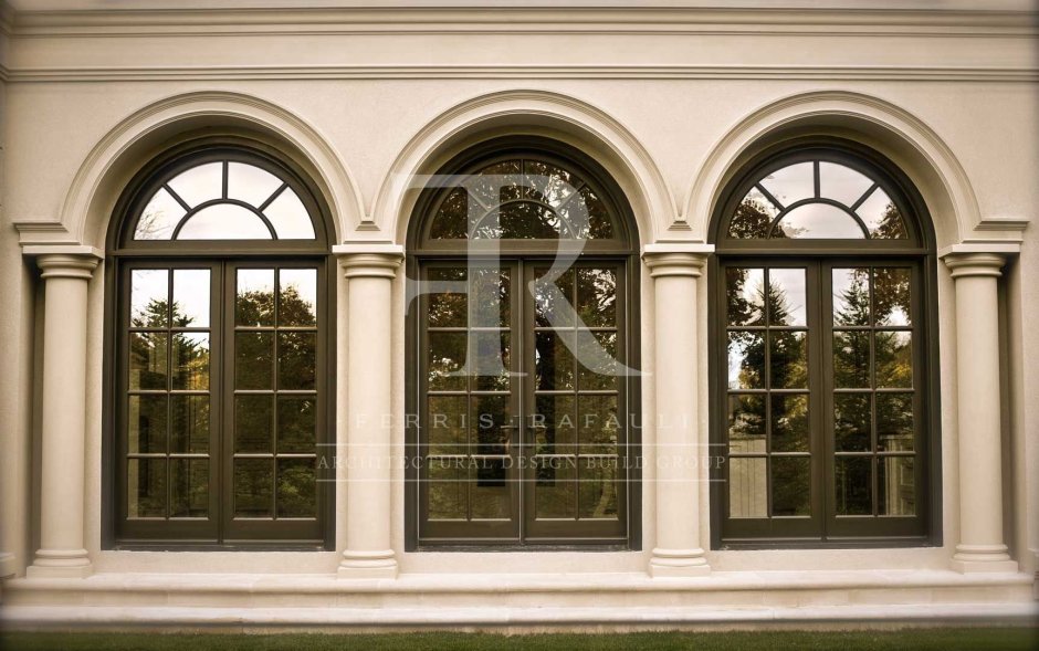 Фасад с арочными окнами