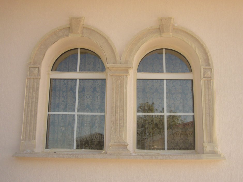 Обрамление арочных окон камнем