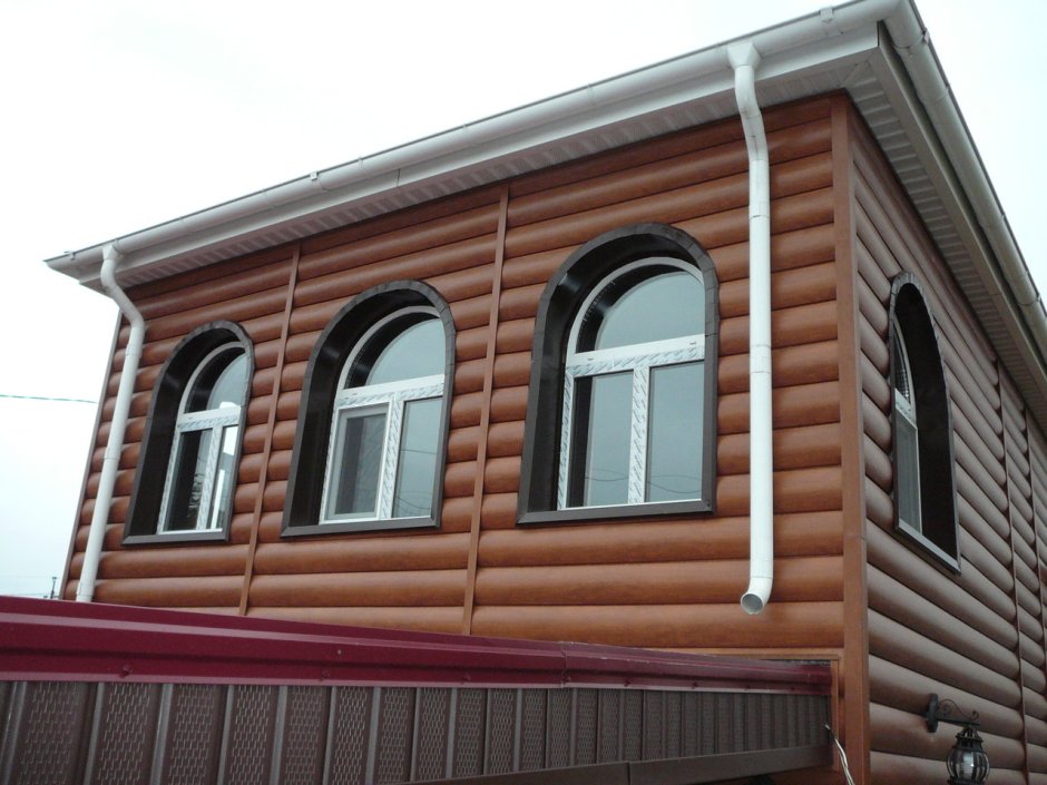 Отделка арочного окна сайдингом