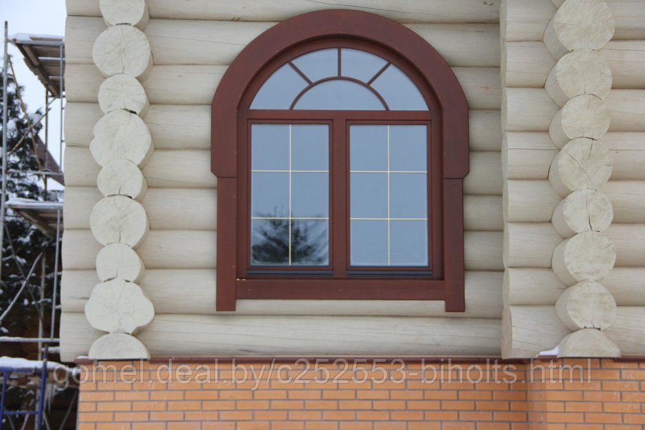 Полукруглые окна в деревянном доме