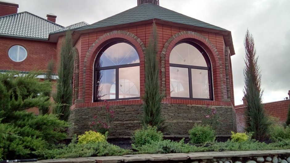 Веранда с арочными окнами