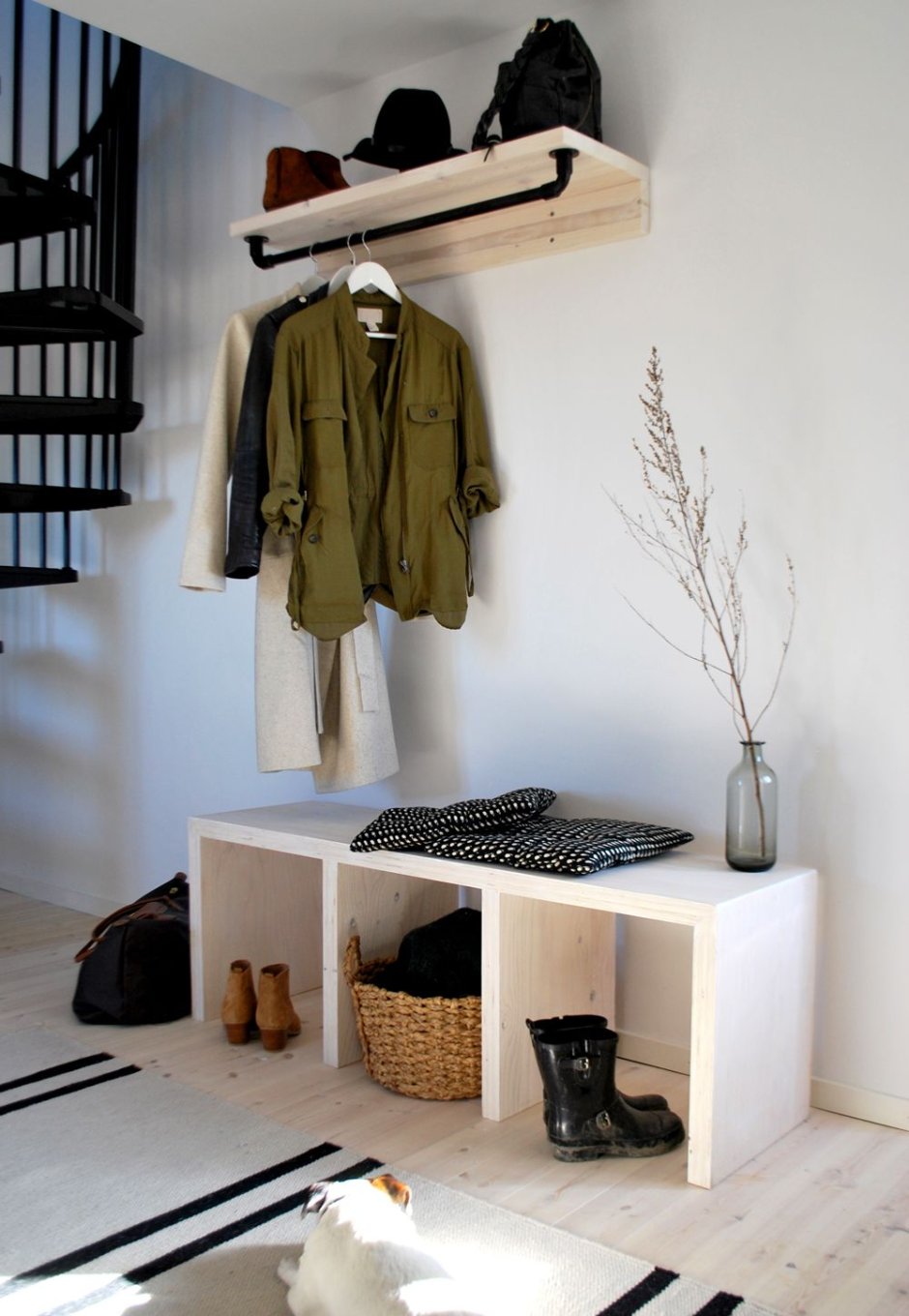 Полки в скандинавском стиле в прихожую
