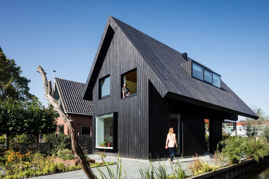 Черный деревянный дом