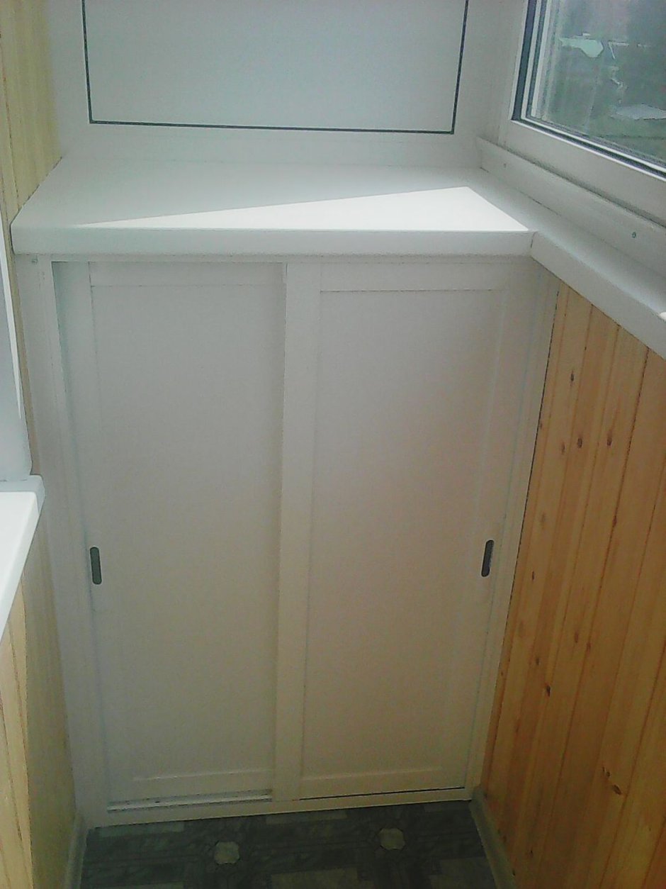 Шкаф на балкон с раздвижными дверцами