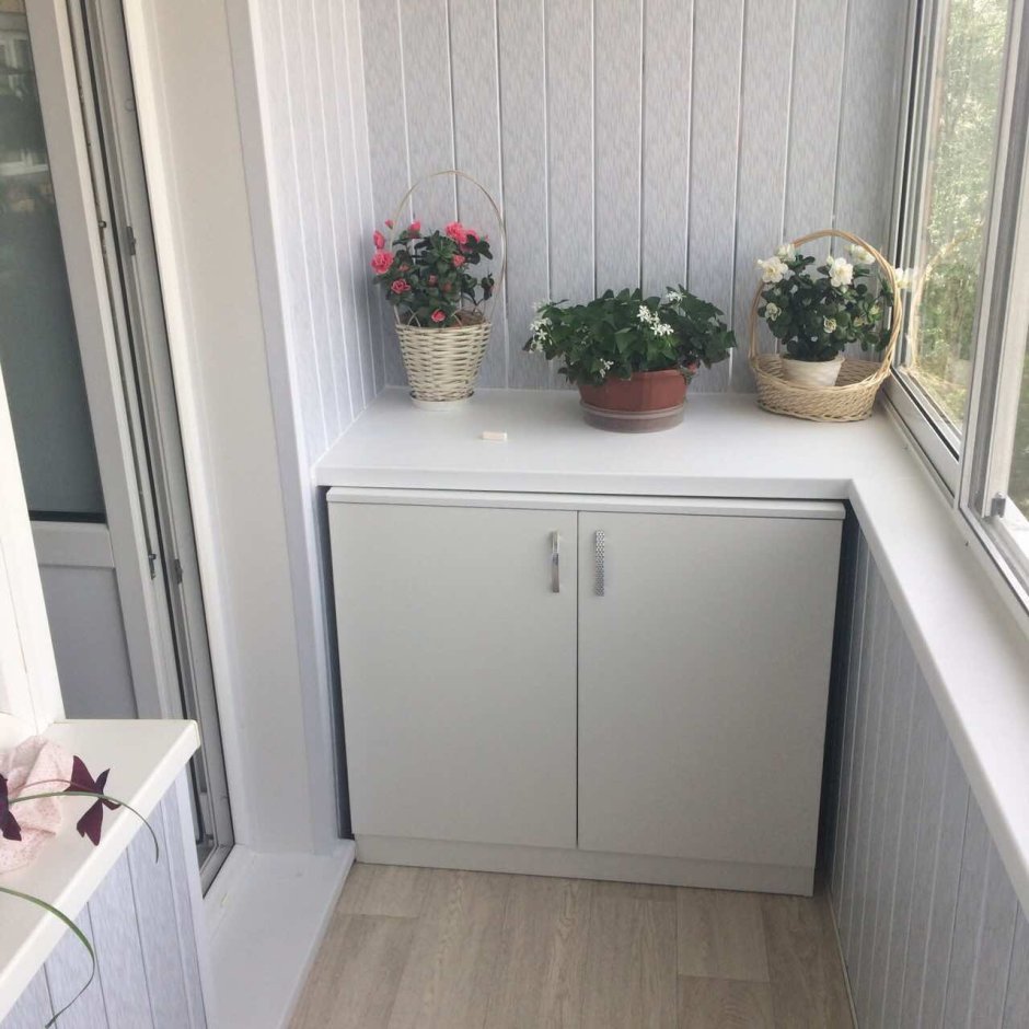 Шкаф на маленький балкон