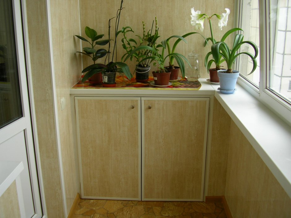 Шкаф для цветов на балкон