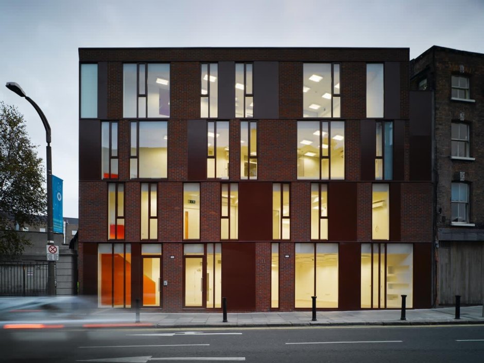 Современный фасад в исторической застройке