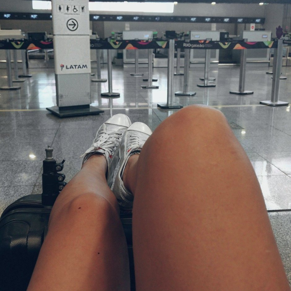 Ноги в аэропорту