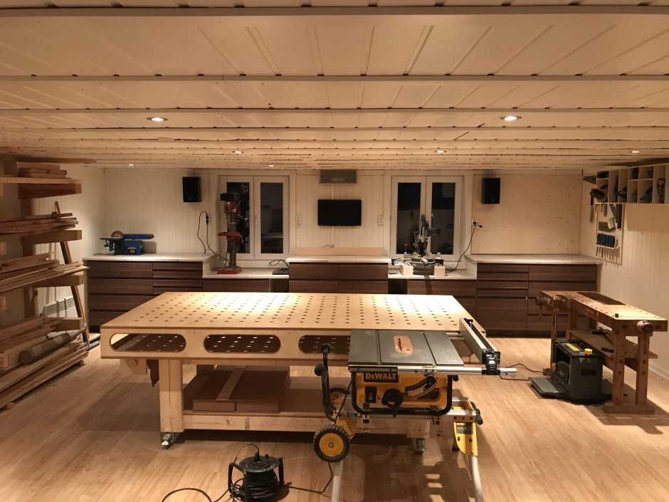 Современная столярная мастерская
