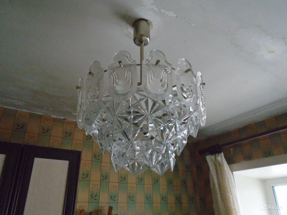 У кого такая люстра была