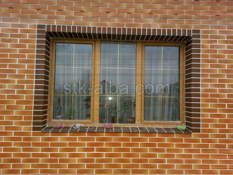 Кирпич вокруг окна