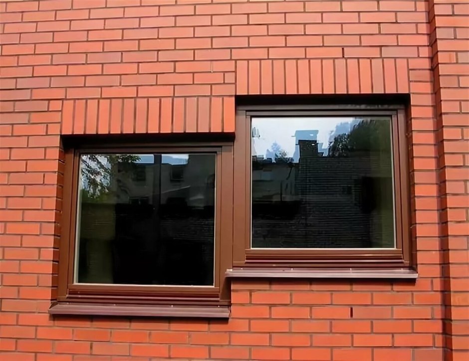 Окна в кирпичном доме
