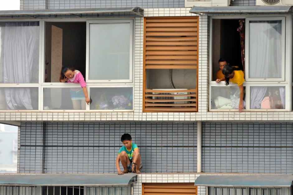 Мальчик на балконе