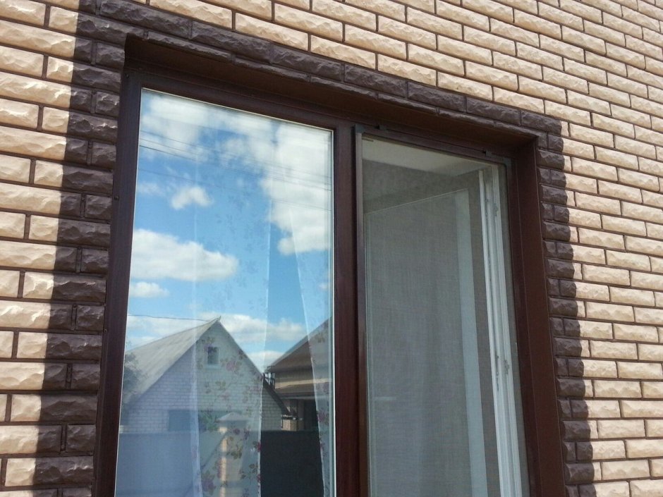 Окна снаружи коричневые