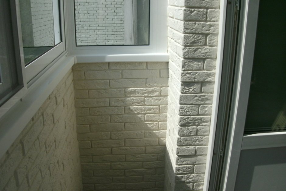 Декоративный кирпич на балконе