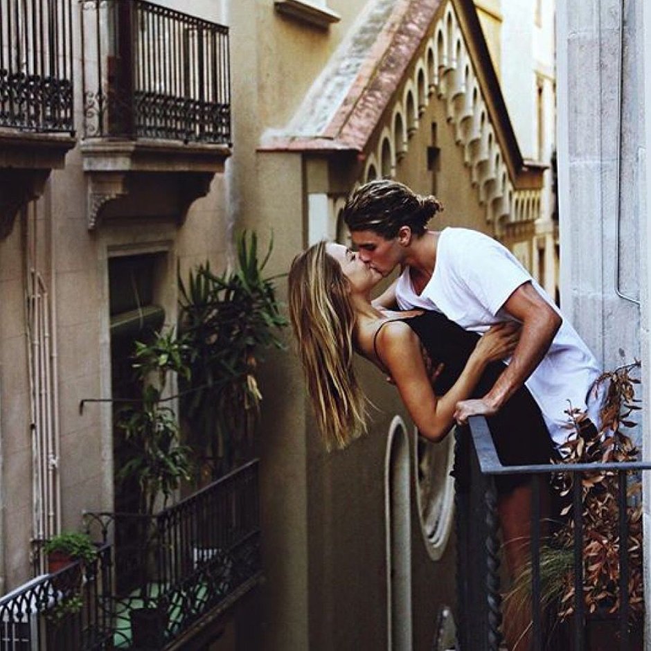 Фотосессия пары на балконе