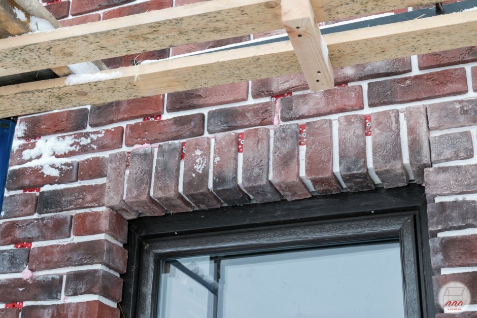 Облицовочный кирпич над окном