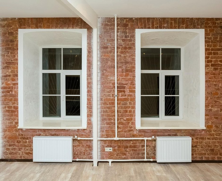 Кирпичные откосы окон в интерьере