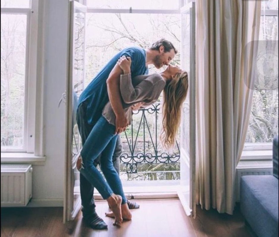 Парень и девушка на подоконнике