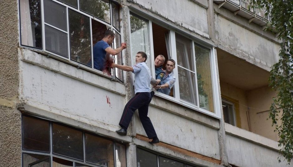 Ребенка выбросили в окно