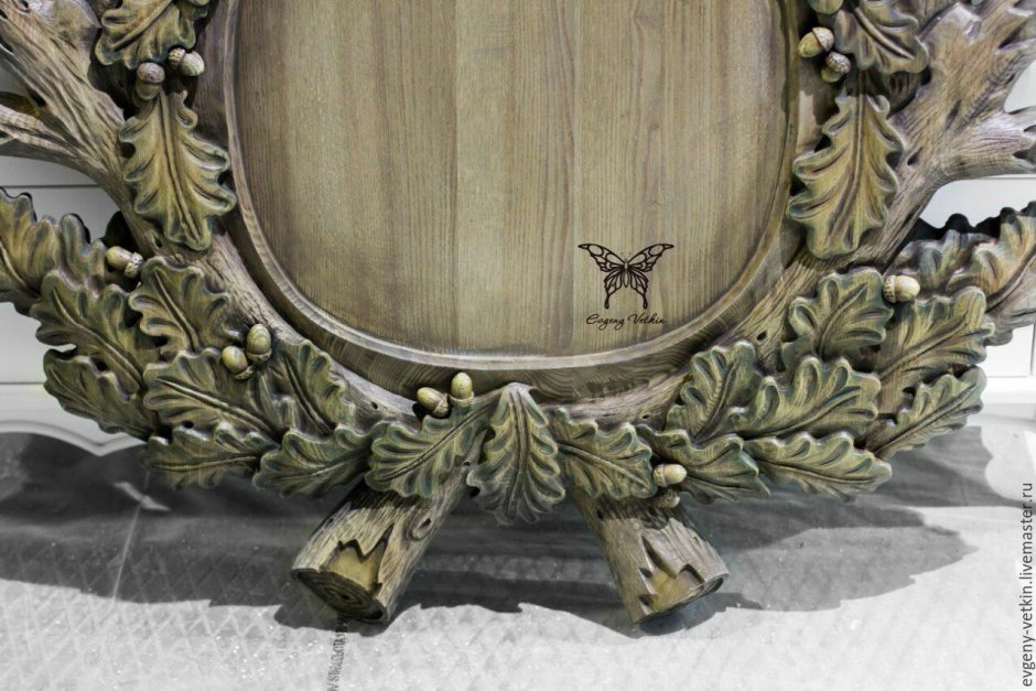 Резной Лось с дубовым медальоном