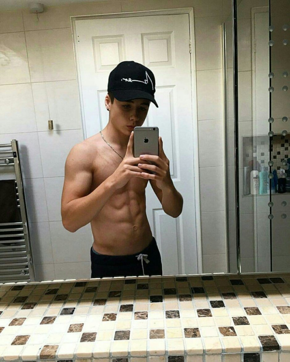 Парень перед зеркалом