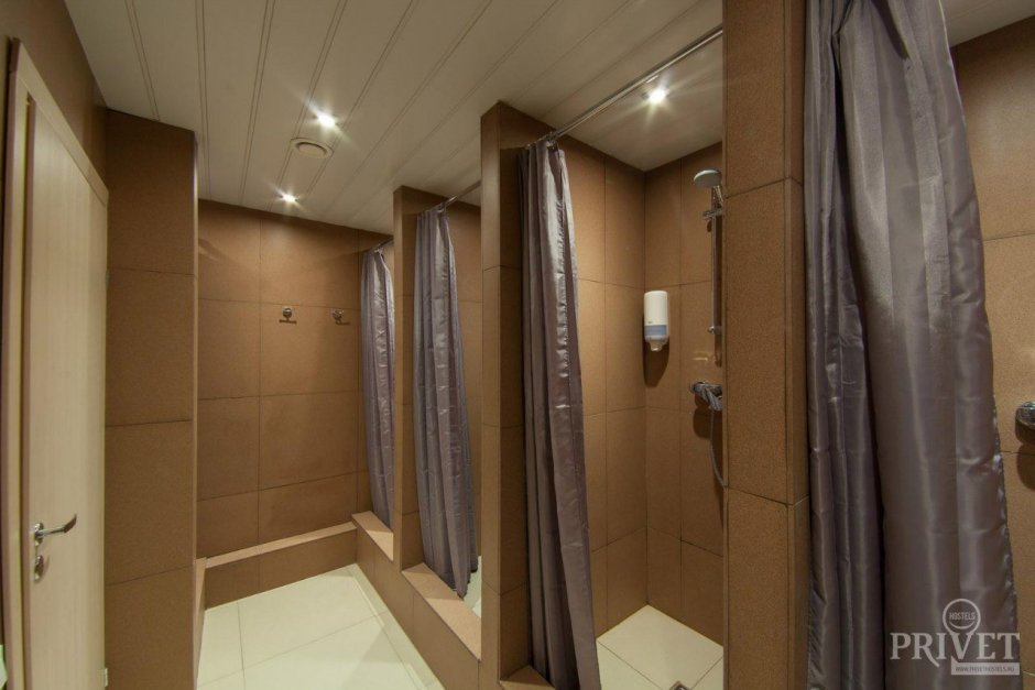 Мужской душ в общежитии