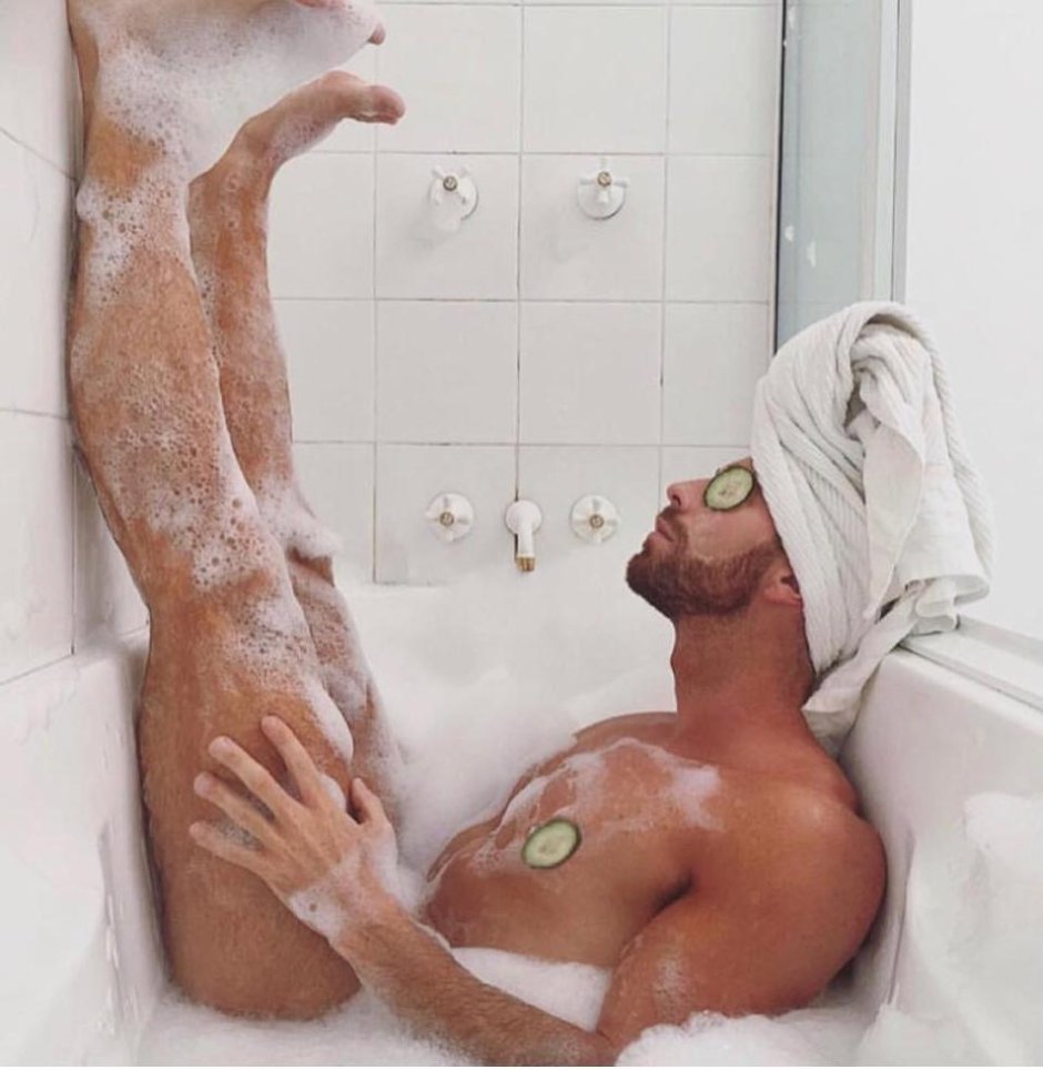 Парень в ванне